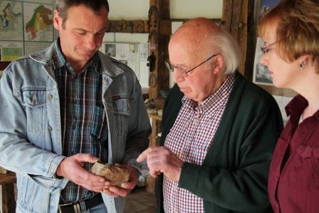 Museumsleiter mit einer Besuchergruppe